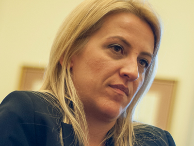 «Πολιτική αποκλεισμών» καταγγέλλει η Ρ. Δούρου